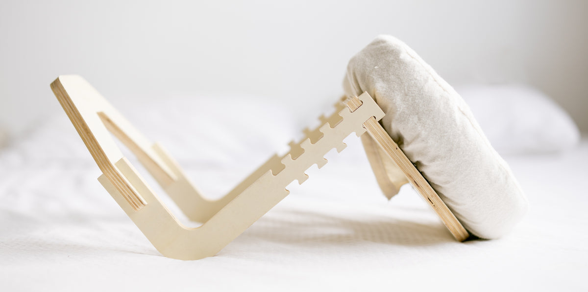 Ezspa Sängmassage Set uppställt på en bäddad säng