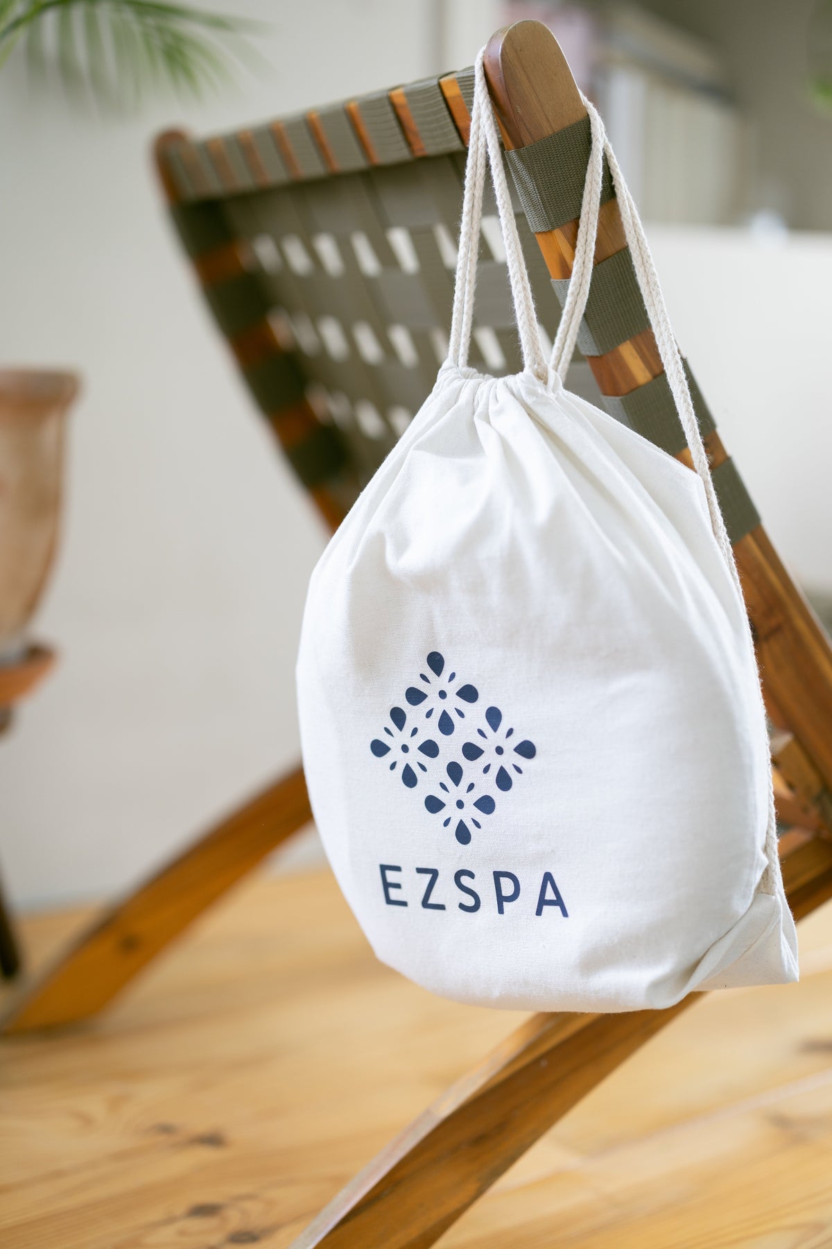 Ezspas bomullsäska med logotypen, hängande på en stol