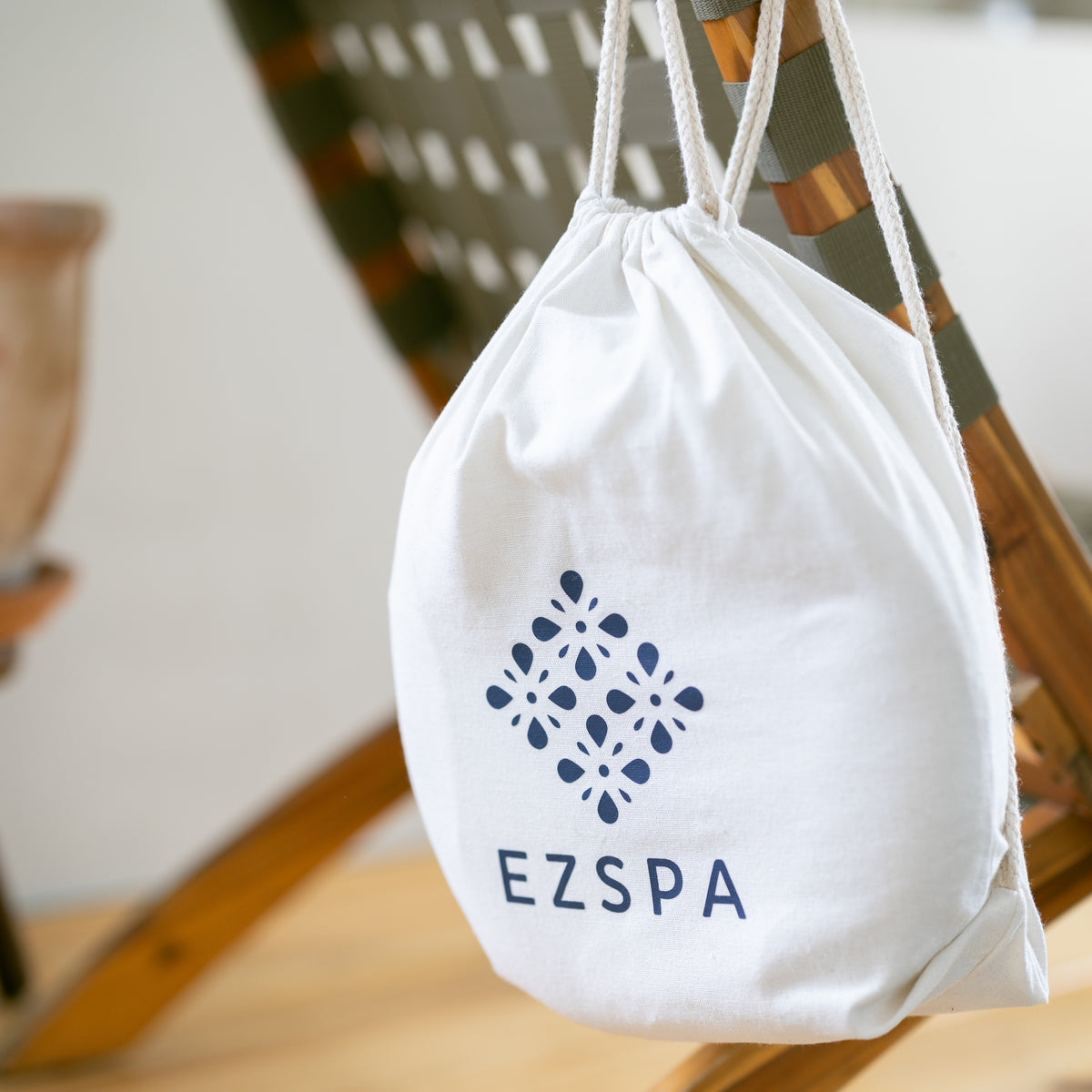 Ezspas bomullsäska med logotypen, hängande på en stol