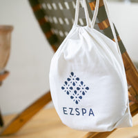 Ezspas bomullsäska med logotypen, hängande på en stol