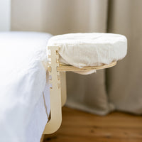 Ezspa Sängmassage Set uppställt vid kanten av en bäddad säng